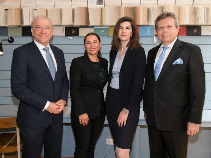 Kurt Hofstädter (Director Digital Strategy, Siemens AG Österreich und stellvertretender Präsident der FH Technikum Wien), Gabriele Költringer (Geschäftsführerin, FH Technikum Wien), Janice Goodenough (CEO, Hydrogrid) und Lothar Roitner (Geschäftsführer, Fachverband der Elektro- und Elektronikindustrie und Präsident der FH Technikum Wien). (c) FH Technikum Wien/APA-Fotoservice/Rastegar