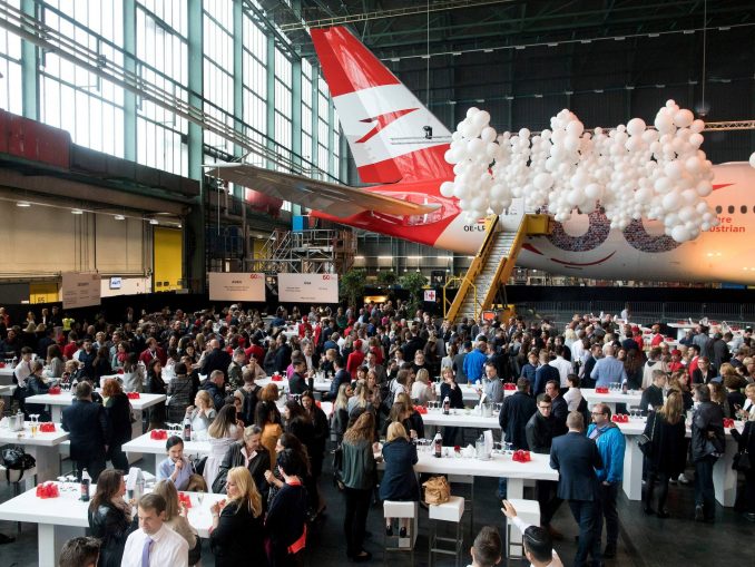 Mit Standscannern in Flughafen-Optik wurden bei der 60-Jahr-Feier von Austrian Airlines insgesamt 2.500 hochkarätige Gäste eingecheckt © Austrian Airlines