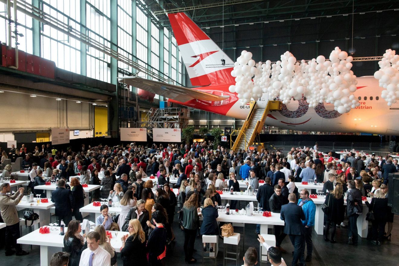 Mit Standscannern in Flughafen-Optik wurden bei der 60-Jahr-Feier von Austrian Airlines insgesamt 2.500 hochkarätige Gäste eingecheckt © Austrian Airlines