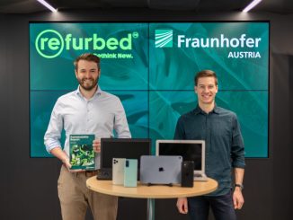 Peter Windischhofer (Refurbed; links im Bild) und Paul Rudorf (Fraunhofer Austria) präsentierten heute auf einer Pressekonferenz die Ökobilanzdaten für rund 10.000 Elektronikprodukte. (c) Refurbed