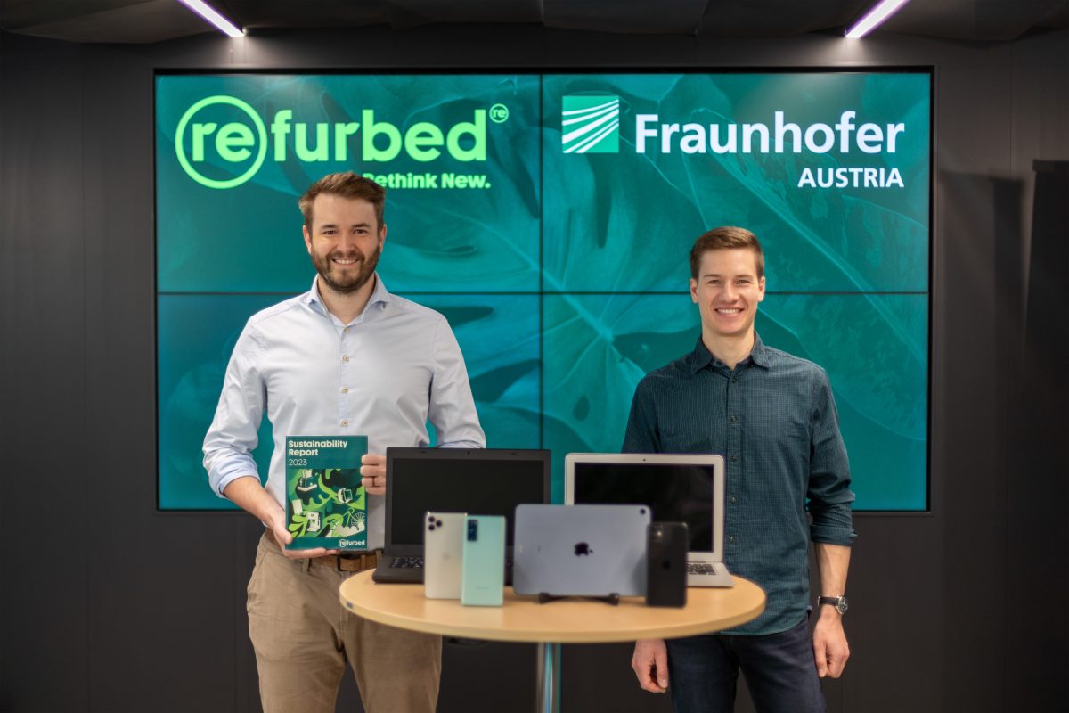 Peter Windischhofer (Refurbed; links im Bild) und Paul Rudorf (Fraunhofer Austria) präsentierten heute auf einer Pressekonferenz die Ökobilanzdaten für rund 10.000 Elektronikprodukte. (c) Refurbed
