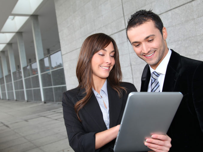 Neue Technologien eröffnen neue Möglichkeiten für die flexible Zusammenarbeit. (c) Fotolia/goodluz