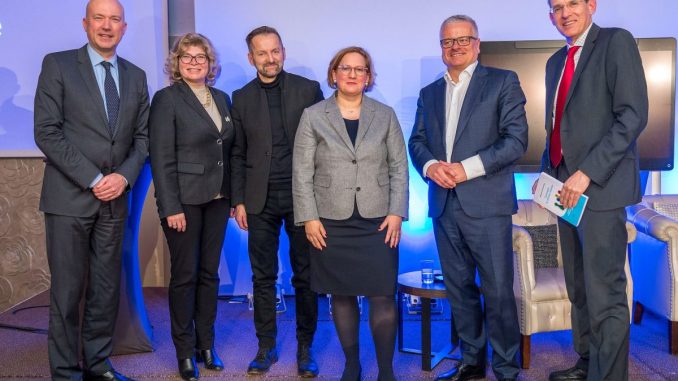 Trendforscher Franz Kühmayer, Doris Palz (Great Place to Work), Rudi Bauer (WeAreDevelopers), Silvia Hruška-Frank (AK), Hans Greiner (Cisco Österreich ) und FH-Professor und Fachautor Michael Bartz. (c) Cisco Österreich