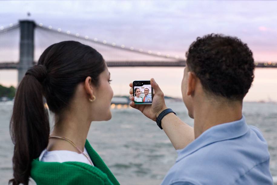 Foto des Außendisplays des Samsung Galaxy Flip 5 im Selfiemodus.