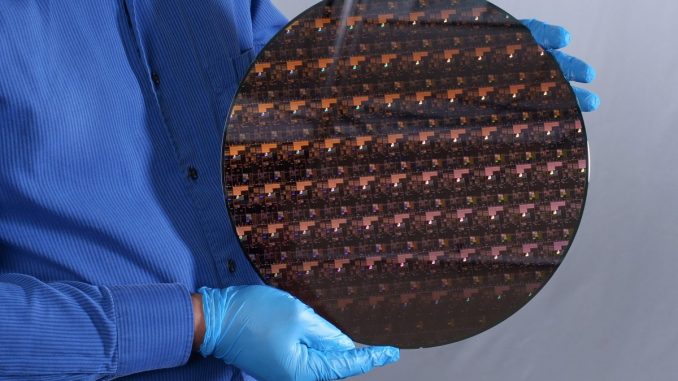 Ein 2-Nanometer-Wafer, der im IBM Forschunglabor in Albany (New York State, USA) hergestellt wurde. Dieser Wafer beinhaltet mehrere hundert einzelne Chips. (c) IBM