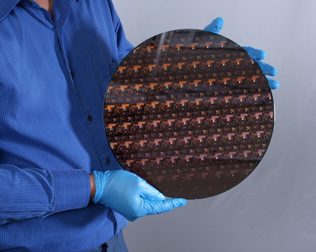 Ein 2-Nanometer-Wafer, der im IBM Forschunglabor in Albany (New York State, USA) hergestellt wurde. Dieser Wafer beinhaltet mehrere hundert einzelne Chips. (c) IBM