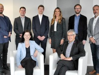 Christine Wahlmüller (vorne links) hat mit sieben heimischen Experten über Cloud-Security diskutiert. (c) Timeline/Rudi Handl