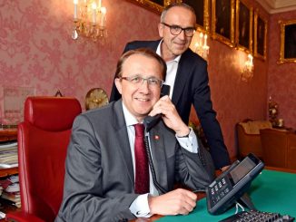 St. Pöltens Bürgermeister Matthias Stadler (vorne) telefoniert über die NFON Telefonanlage in der Cloud. IT&T-Leiter Gerald Schindler hat die Umstellung von 500 Nebenstellen auf "Voice over IP" verantwortet. (c) Josef Vorlaufer