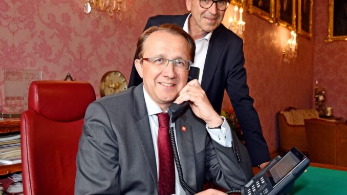 St. Pöltens Bürgermeister Matthias Stadler (vorne) telefoniert über die NFON Telefonanlage in der Cloud. IT&T-Leiter Gerald Schindler hat die Umstellung von 500 Nebenstellen auf "Voice over IP" verantwortet. (c) Josef Vorlaufer