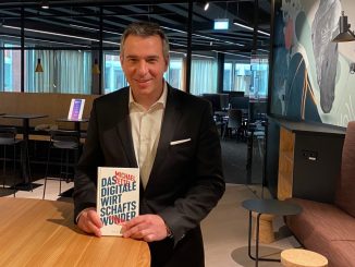 Accenture-Österreich Chef Michael Zettel zeigt im Buch "Das Digitale Wirtschaftswunder." Wege aus der Krise. (c) Accenture