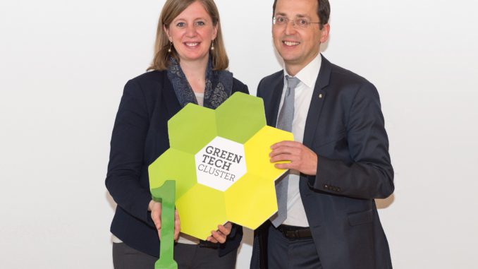 Landesrätin Barbara Eibinger-Miedl und GTC-Chef Bernhard Puttinger freuen sich über die ESCA-Auszeichnung. (c) Green Tech Cluster