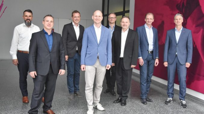 v.l.n.r: Helmut Taumberger (Zühlke), Dominic Sabaditsch (Ingram Micro), Martin Puaschitz (UBIT), Nicolai Czink (Bacher Systems), Christof Baumgartner (COMPUTERWELT), Daniel Schmutz (Trend Micro), Robert Resch (scc) und Michael Böhm (T-Systems). Thomas Huber (Nutanix) war via Video zugeschalten. (c) timeline/Rudi Handl