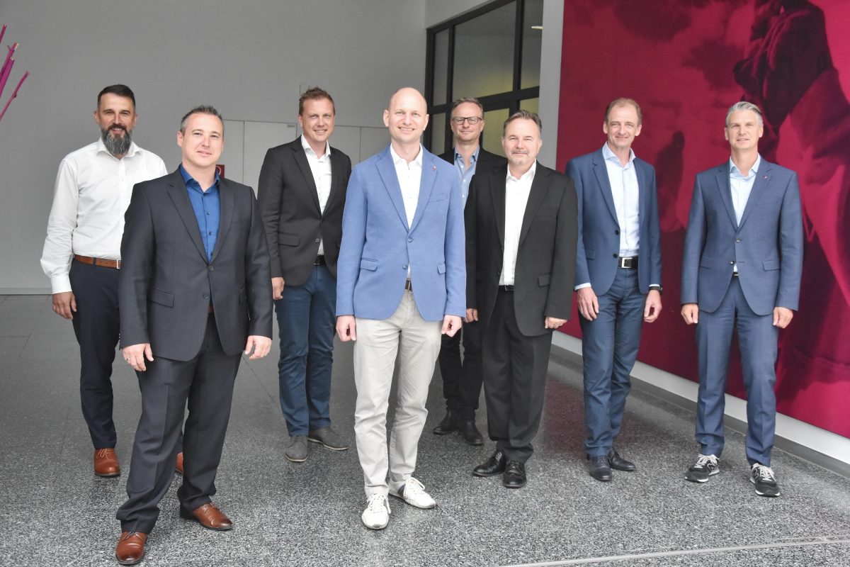 v.l.n.r: Helmut Taumberger (Zühlke), Dominic Sabaditsch (Ingram Micro), Martin Puaschitz (UBIT), Nicolai Czink (Bacher Systems), Christof Baumgartner (COMPUTERWELT), Daniel Schmutz (Trend Micro), Robert Resch (scc) und Michael Böhm (T-Systems). Thomas Huber (Nutanix) war via Video zugeschalten. (c) timeline/Rudi Handl