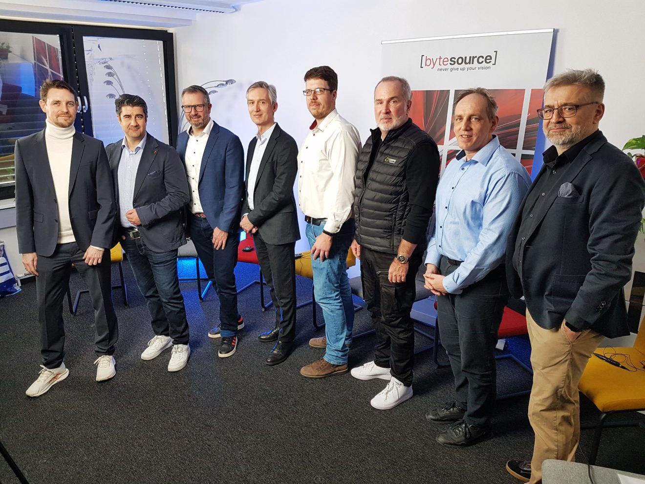 Die Teilnehmer des Roundtables (v.l.n.r.): Christian Reiter-Kofler (BE-terna), Frederic Hadjari (IT-Cluster OÖ), Roland Sprengseis (bluesource), Mario Drobics (AIT), Tobias Eljasik-Swoboda (ONTEC), Wolfgang Theiner (COSMO CONSULT), Christian Burger (ByteSource) und Wolfgang Franz (ITWelt.at). (c) timeline / Rudi Handl