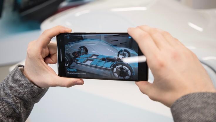 Die Android-App "Mission E Augmented Reality" verrät Details von Exterieur und Interieur des Mission E - an der Konzeptstudie selbst oder am skalierten Modell. (c) Porsche AG