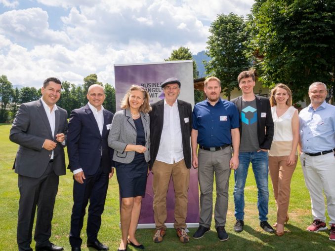 Marcus Hofer (Standortagentur Tirol), Bernhard Sagmeister (Austria Wirtschaftsservice), Landesrätin Patrizia Zoller-Frischauf (Tiroler Landesregierung), Hugo Pristauz (Bluenetics), Rainer Reiter (Bluenetics), Florian Wimmer (Blockpit), Sabine Konrad (Brandl & Talos Rechtsanwälte) und Markus Ertler (AngelMe Ventures).