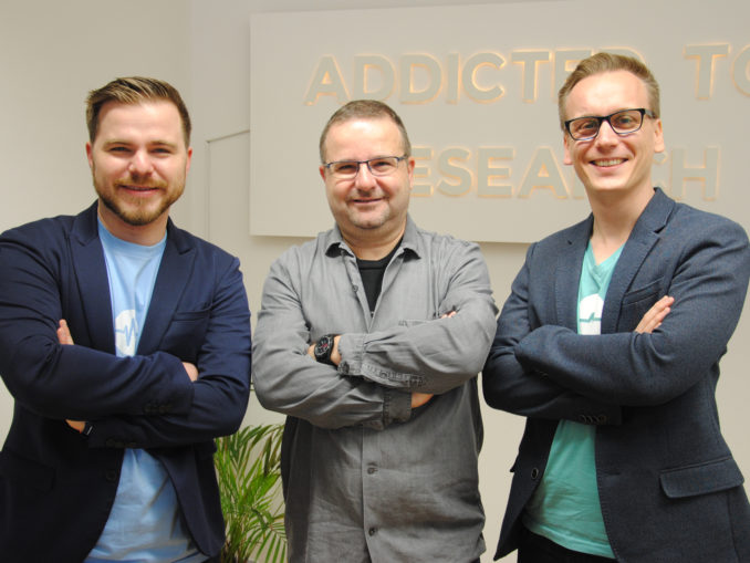 Tobias Bayer (links) und Andreas Hermann (rechts) mit ihrem Investor Wieland Alge.