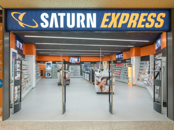 Bei Saturn Express in Innsbruck zahlt der Kunde nicht mehr an der Kassa, sondern per App auf dem Handy. (c) Saturn