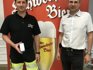 Andreas Schmutz, Leiter Anlagentechnik, und Wolfgang Schmid, stellvertretender Leiter der Anlagentechnik in der Brauerei Schwechat, präsentieren die neue App. (c) Brau Union