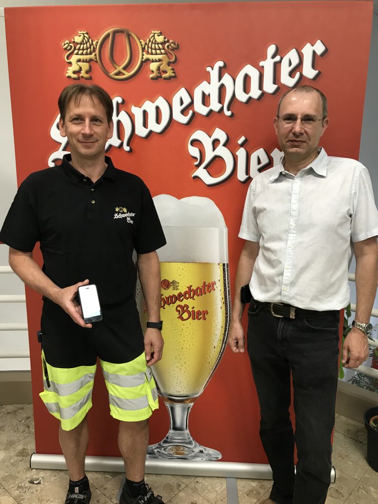 Andreas Schmutz, Leiter Anlagentechnik, und Wolfgang Schmid, stellvertretender Leiter der Anlagentechnik in der Brauerei Schwechat, präsentieren die neue App. (c) Brau Union