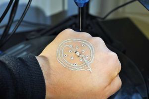 Ein voll funktionsfähiger Schaltkreis wird aus dem 3D-Drucker auf eine Hand aufgebracht.