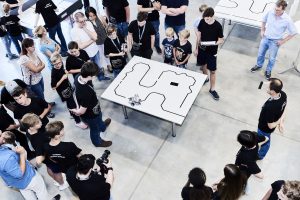 Mit selbst gebauten Lego-Robotern lösten die Schüler bei Gastgeber KNAPP Industry Solutions in Dobl knifflige Aufgaben. (c) KNAPP Industry Solutions