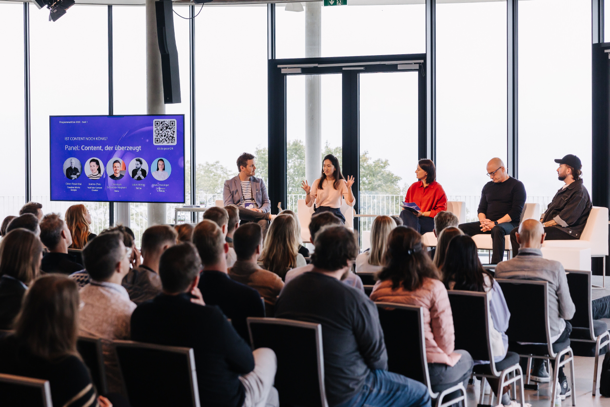 Christoph Schliecker-Magnani (Meta), Joanna Zhou (maqaroon), Maria Holzinger (e-dialog), Oliver Rosenthal (Creative Works | Google) und Julius Winter (TikTok) diskutierten im Panel zu Content, der überzeugt. (c) YvonneFetz/StudioF