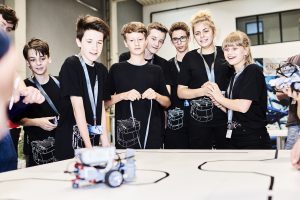 Technik begeistert! An der KNAPP RoboLeague 2018 waren insgesamt sechs Schulen mit 18 Teams und 52 Schülern vertreten. (c) KNAPP Industry Solutions