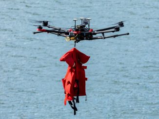 Eine Drohne übergab der identifizierten Person in Seenot eine Schwimmweste.(c) Magenta Telekom / Marlena König