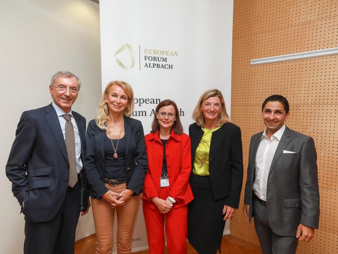 Thomas Birtel (Strabag SE), Antonella Mei-Pochtler (Think Austria), Esther Mitterstieler (News), Dorothee Ritz (Microsoft Österreich), Martin Atassi (Bundesministerium für Digitalisierung und Wirtschaftsstandort). (c) Microsoft/APA-Fotoservice/Tanzer