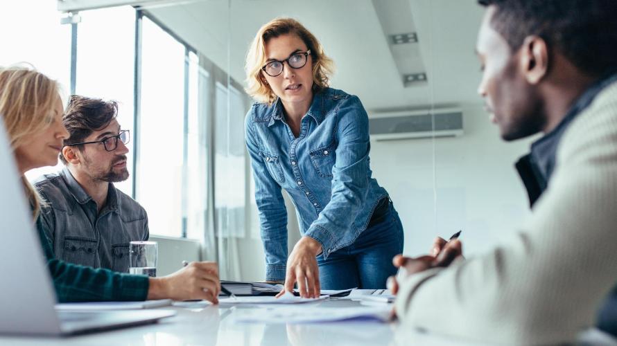 Eine Führungskraft sollte idealerweise immer nah an den Mitarbeitern sein und sich mehr als Coach denn als autoritärer Chef verstehen. (c) Jacob Lund/shutterstock.com