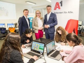 Ronald Bieber, Generalsekretär der OCG, Bundesministerin Margarete Schramböck und Thomas Arnoldner, CEO A1 Telekom Austria Group, gegebn den Startschuss für das A1 Coding Lab. (c) A1