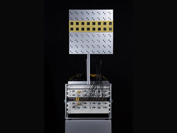 Die AIT Massive-MIMO-Basis-Station besteht aus freiprogrammierbaren Funkmodulen und einer Kalibrationseinheit. Damit können 5G-Funksysteme vermessen und ihre Eigenschaften bei hohen Geschwindigkeiten der Mobilteile erforscht werden.