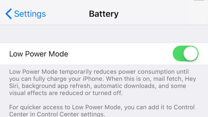 Unter Einstellungen > Batterie findet man beim iPhone die Möglichkeit durch die Low Power Mode Batterie zu sparen, sollte es doch einmal knapp werden. (c) Screenshot iPhone
