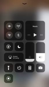 Durch nach oben wischen erscheint das Control Center am iPhone. Hier können WiFi und Bluetooth ein- und ausgeschaltet oder die Bildschirmhelligkeit manuell angepasst werden. (c) Screenshot iPhone