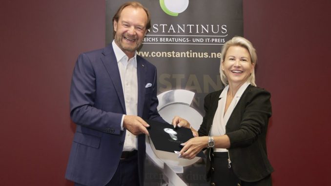 Alfred Harl (Obmann Fachverband UBIT) mit Ursula Simacek (Ehrenpräsidentin Constantinus Award). (c) Strasnik