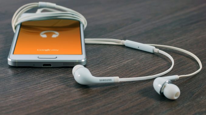 Google Play bietet 50.000 Ihrer Lieder Platz und ist damit ein Idealer Ort um seine Musiksammlung zu speichern. Als App kann man zudem überall auf sie zugreifen und Musik hören. (c) Pixabay