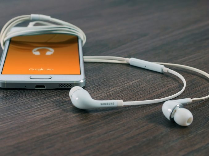 Google Play bietet 50.000 Ihrer Lieder Platz und ist damit ein Idealer Ort um seine Musiksammlung zu speichern. Als App kann man zudem überall auf sie zugreifen und Musik hören. (c) Pixabay