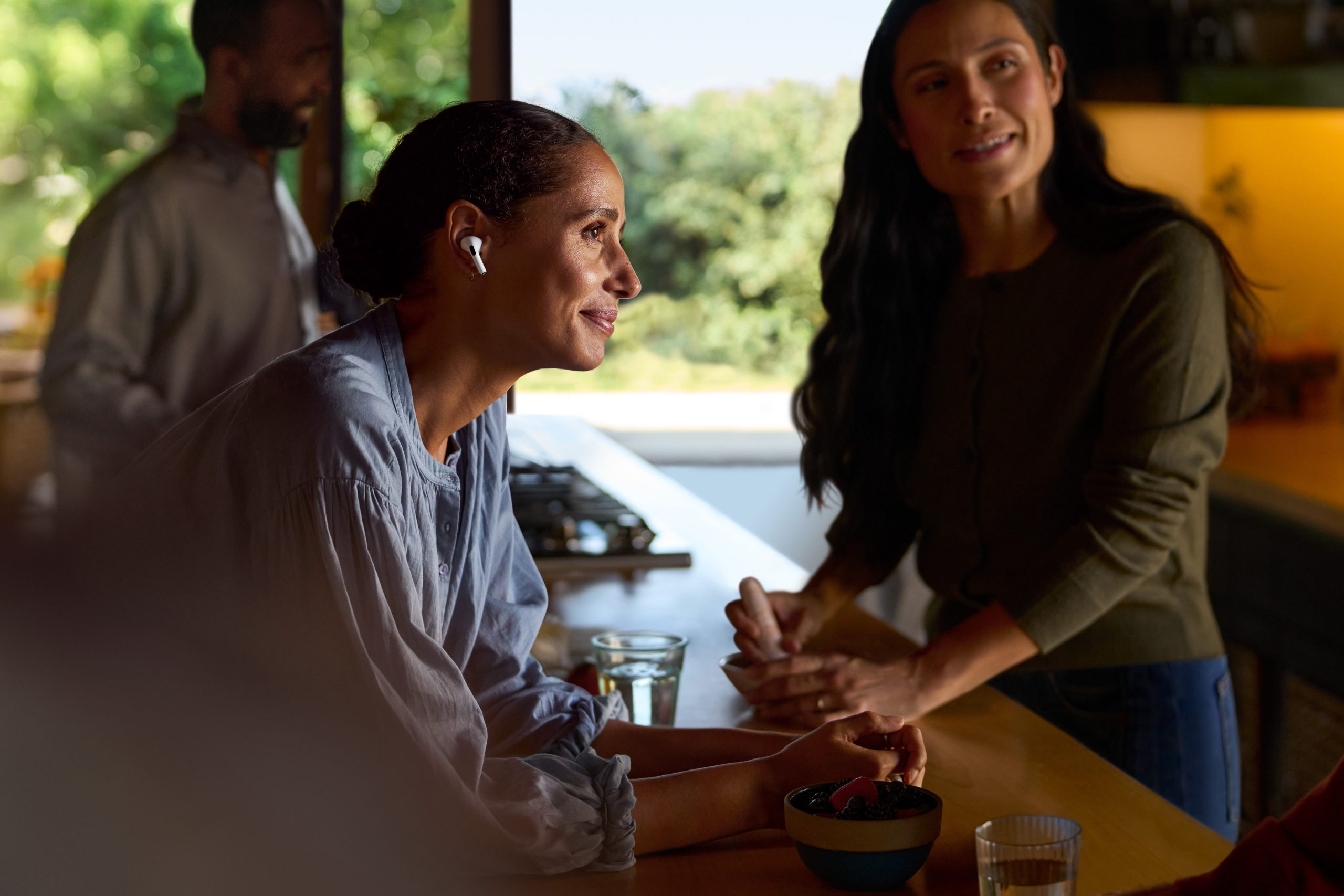 De AirPods Pro 2 können jetzt auch als Hörhilfe verwendet werden. (c) Apple