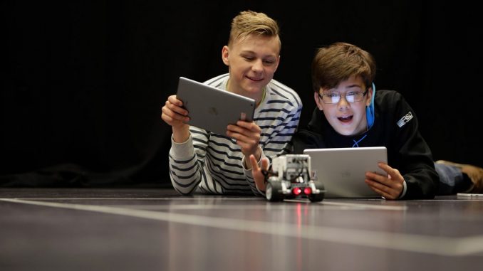 Bildungseinrichtungen und Programmierschulen werden während der EU Code Week Swift-Workshops durchführen, darunter die "Incredible Code Machine"-Challenge in der Swift Playgrounds App.