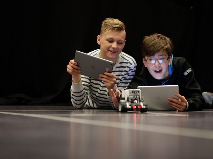 Bildungseinrichtungen und Programmierschulen werden während der EU Code Week Swift-Workshops durchführen, darunter die "Incredible Code Machine"-Challenge in der Swift Playgrounds App.