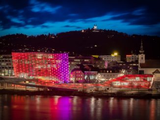 Nachtaufnahme des Ars Electronica Centers in Linz.