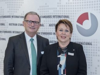 Links WKÖ-Generalsekretär Karlheinz Kopf, der den ausgebuchten 2. IoT-Fachkongress eröffnete, rechts Austrian-Standards-Direktorin Elisabeth Stampfl-Blaha.