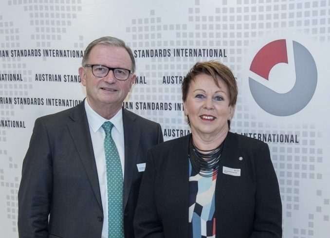 Links WKÖ-Generalsekretär Karlheinz Kopf, der den ausgebuchten 2. IoT-Fachkongress eröffnete, rechts Austrian-Standards-Direktorin Elisabeth Stampfl-Blaha.