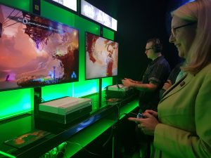 BM Margarete Schramböck spielt am Microsoft-Stand auf der Gamescom 2018 ein für die X-Box in Wien entwickeltes Game. 