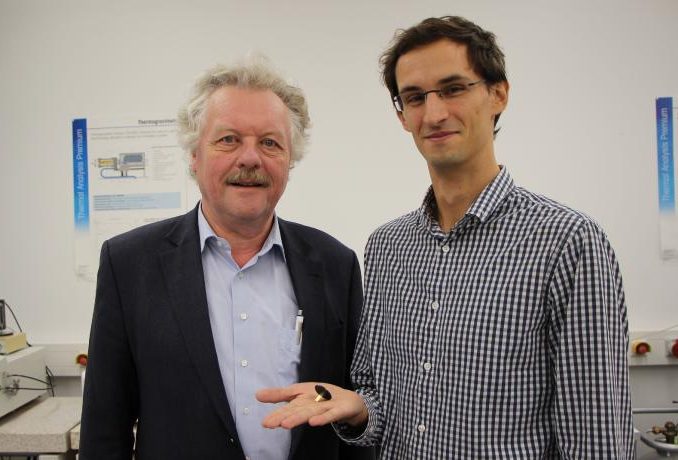 Prof. Dr. Achim Frick (l) und Marcel Spadaro, M.Sc., forschen an Möglichkeiten, die Lebensdauer von Batterien zu verlängern (c) Hochschule Aalen – Gaby Keil