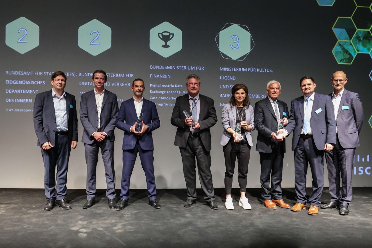 Auf großer Bühne des 28. Ministerialkongresses in Berlin prämierte das Beratungsunternehmen BearingPoint gemeinsam mit dem Technologieanbieter Cisco die Gewinner des Wettbewerbs. (c) BearingPoint