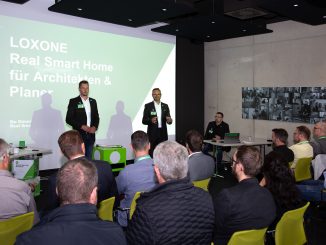 Rüdiger Keinberger, CEO von Loxone (Mitte), begrüßt die Architekten und Planer zum ersten Real Smart Home Event.