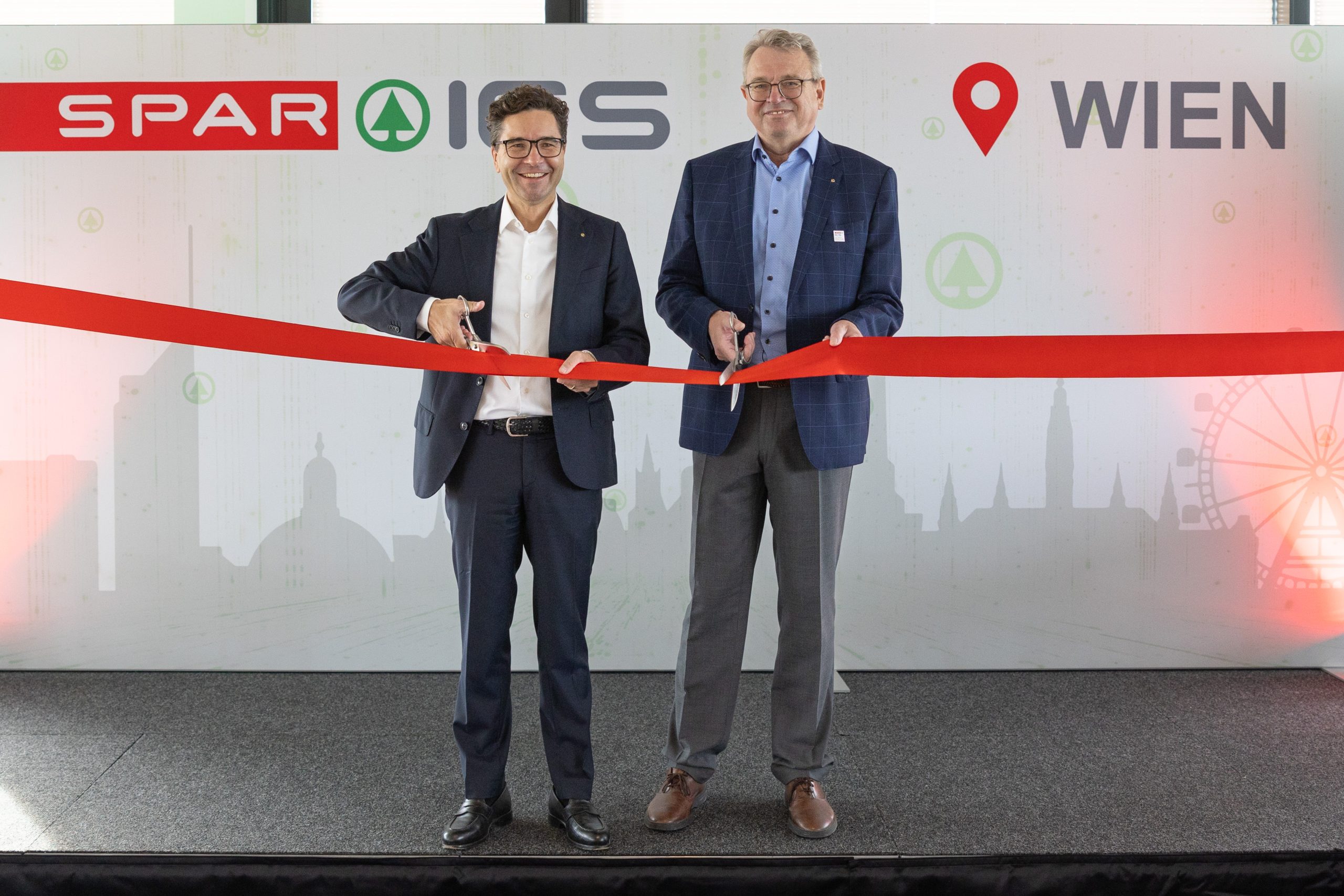 SPAR-Vorstand Markus Kaser (links) und SPAR-ICS Geschäftsführer Andreas Kranabitl freuen sich über den neuen IT-Standort in Wien. (c) SPAR / cwearegiving