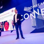 Benjamin Stoll zeigt, wie der FC Bayern München digitale Technologien für's Fanerlebnis einsetzt. (c) BloomReach Connect